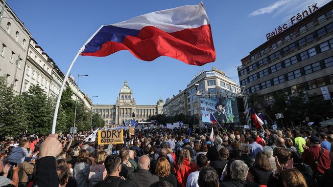 Masové protesty sílí. Zaplněné Václavské náměstí žádalo konec Benešové a i Babiše