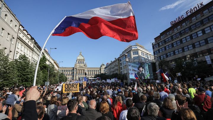 Obrazem: Masové protesty sílí. Zaplněný Václavák žádal konec Benešové a i Babiše