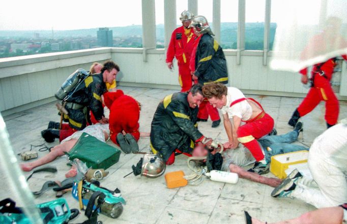 Požár hotelu Olympik v Praze, ke kterému došlo dne 26. května 1995. Archivní snímek z historie Hasičského záchranného sboru v Praze.