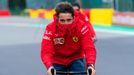 Pilot Ferrari Charles Leclerc během obhlídky trati při Velké ceně Belgie 2020