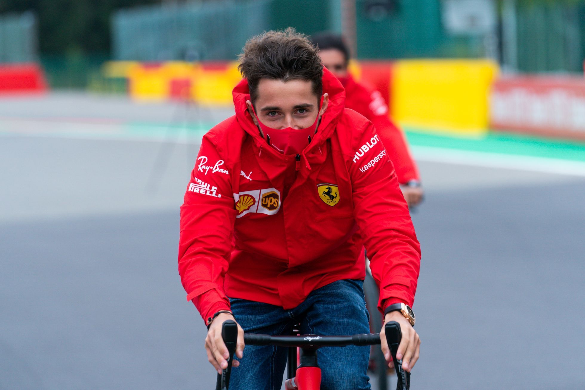 Pilot Ferrari Charles Leclerc během obhlídky trati při Velké ceně Belgie 2020