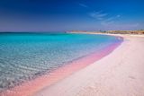7. Elafonisi, Řecko. Rajská pláž připomínající karibská letoviska se nachází na ostrově Kréta a je známá především specifickým zabarvením písku.