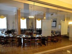 Kulatý stůl, u kterého se uskutečnily v únoru až dubnu 1989 historické rozhovory, je vystaven v prezidentském paláci.