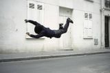 To není sebevražedný skokan, ale pouliční pařížský tanečník. Vítězný snímek kategorie Příběhy umění a zábavy pořídil francouzský fotograf Denis Darzacq z agentury Vu.
