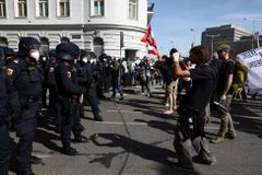 Rakouská policie objevila zbraně a munici u odmítačů covidových opatření