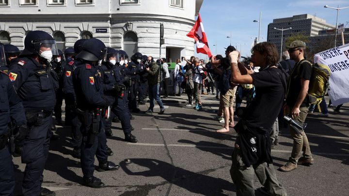 Rakouská policie objevila zbraně a munici u odmítačů covidových opatření; Zdroj foto: Reuters