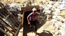 15 Titulek: Gaza's tunnel mugglers on Egypt border mostly idle Popis: A Palestinian youth works outside a smuggling tunnel beneath the Egyptian-Gaza border in Rafah, in the southern Gaza, October 8, 2013. Gaza's tunnel smugglers along the border with Egypt are mostly idle these days. Since the summer, Egypt's military has tried to destroy or seal off most of the smuggling tunnels under the Gaza-Egypt border, a consequence of the heightened tensions between Cairo and the Hamas government in Gaza which is suffering a bad economic recession.