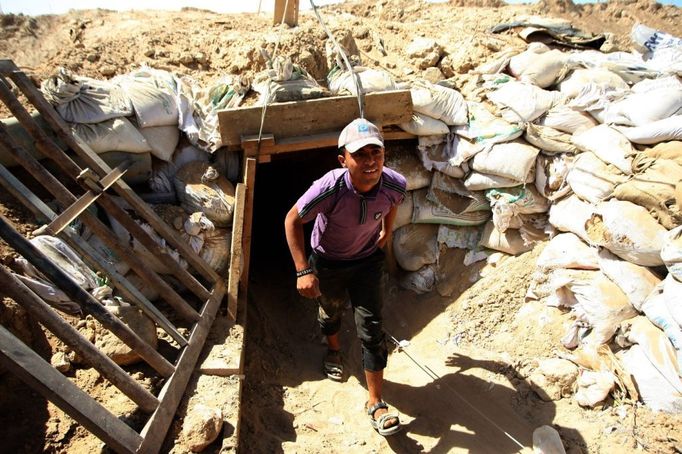 15 Titulek: Gaza's tunnel mugglers on Egypt border mostly idle Popis: A Palestinian youth works outside a smuggling tunnel beneath the Egyptian-Gaza border in Rafah, in the southern Gaza, October 8, 2013. Gaza's tunnel smugglers along the border with Egypt are mostly idle these days. Since the summer, Egypt's military has tried to destroy or seal off most of the smuggling tunnels under the Gaza-Egypt border, a consequence of the heightened tensions between Cairo and the Hamas government in Gaza which is suffering a bad economic recession.