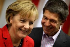 Merkelová slaví, zbavila se levice, povládne s liberály