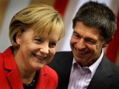 Angela Merkelová míří za druhým volebním vítězstvím. Na snímku s manželem Joachimem Sauerem.