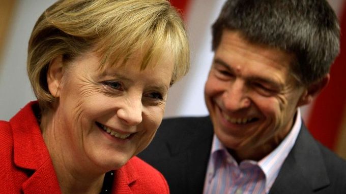 Joachim Sauer s chotí Angelou Merkelovou. Snímek byl pořízen v září 2009 během německých voleb.