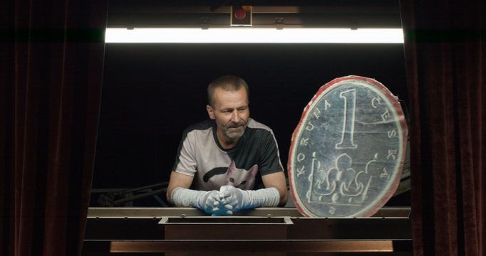 Z dokumentárního snímku Má to cenu!? režiséra Jana Strejcovského, který ukazuje zákulisí trhu s výtvarným uměním.