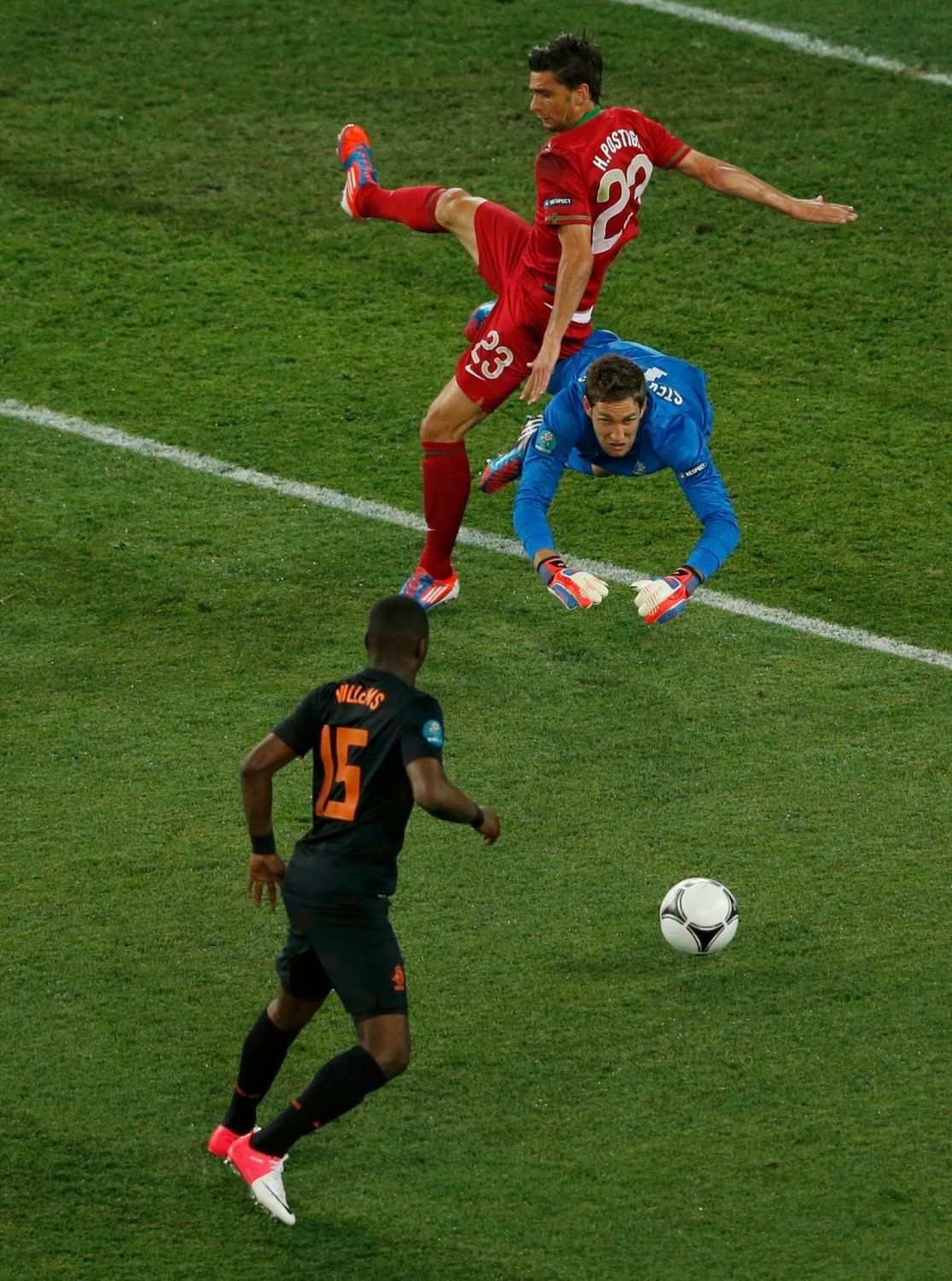 Nizozemský brankář Maarten Stekelenburg likviduje společně s Jetrem Willemsem pokus Portugalce Heldera Postigy v utkání skupiny B na Euru 2012