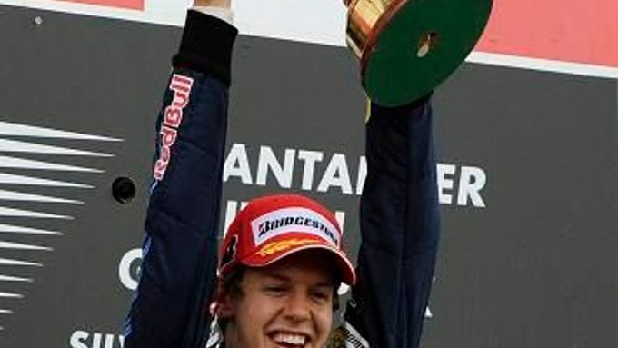Vettel slaví další triumf, Británie spílala Mosleymu
