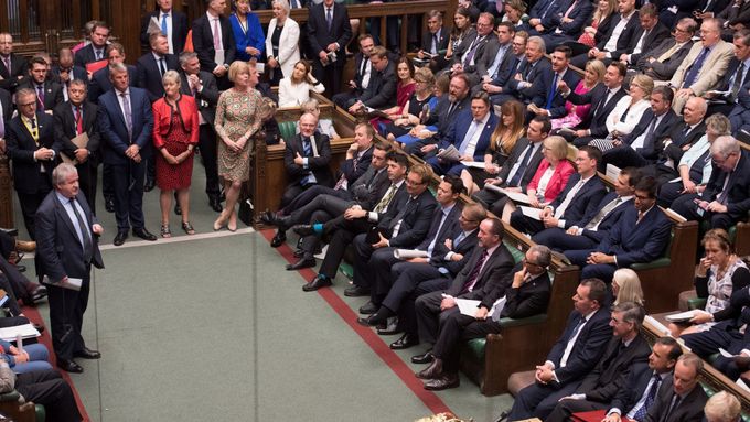 Premiér Boris Johnson mluví k poslancům Dolní sněmovny.