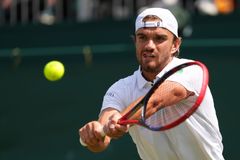 Macháčovi nestačily ani tři mečboly. Krejčíková si postup vydřela, uspěl také Menšík