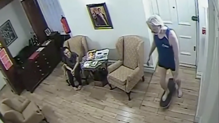 Video: Julian Assange na ambasádě jezdil na skateboardu. Ujel jen pár metrů