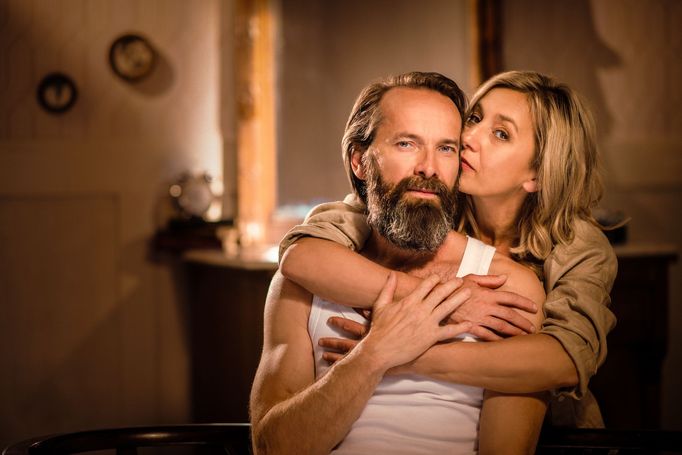 Představení Madisonské mosty v hlavních rolích s Janem Révaiem a Vandou Hybnerovou mělo v Nové Spirále premiéru v listopadu 2024.