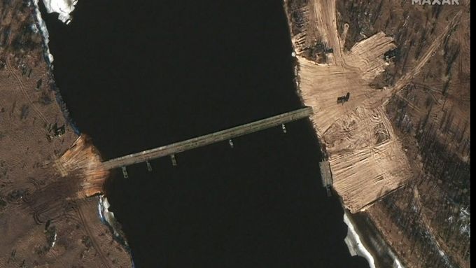 Satelit zaznamenal blízko Černobylu nový vojenský pontonový most. Tři hodiny jízdy od Kyjeva.