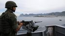 A Brazilian marine takes part in an exercise to prepare their operational readiness to combat terrorist attacks and riots ahead of the FIFA Confederations Cup and World Youth Day, on the Amazonas ship in Rio de Janeiro May 29, 2013. REUTERS/Sergio Moraes (BRAZIL - Tags: SPORT SOCCER MILITARY) Published: Kvě. 29, 2013, 4:38 odp.