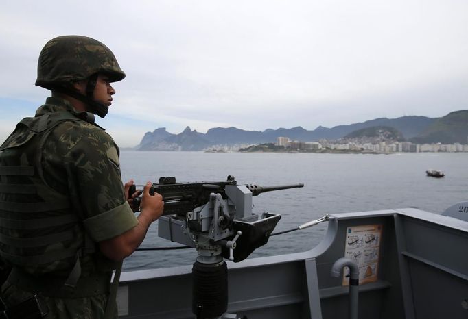 A Brazilian marine takes part in an exercise to prepare their operational readiness to combat terrorist attacks and riots ahead of the FIFA Confederations Cup and World Youth Day, on the Amazonas ship in Rio de Janeiro May 29, 2013. REUTERS/Sergio Moraes (BRAZIL - Tags: SPORT SOCCER MILITARY) Published: Kvě. 29, 2013, 4:38 odp.