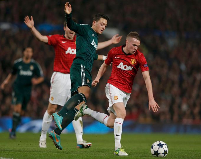 Fotbal, Liga mistrů: Manchester United - Real Madrid: Tom Cleverley (vpravo) - Mesut Özil (uprostřed)