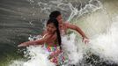 Children play in the ocean at Coney Island in the Brooklyn borough of New York June 30, 2012. Nearly 4 million homes and businesses were without power on Saturday amid a record heat wave in the eastern United States after deadly thunderstorms downed power lines from Indiana to New Jersey. REUTERS/Eric Thayer (UNITED STATES - Tags: ENVIRONMENT SOCIETY) Published: Čec. 1, 2012, 2:27 dop.