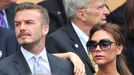 Anglický fotbalista David Beckham a jeho žena zpěvačka Victoria sledují finále Wimbledonu 2012.