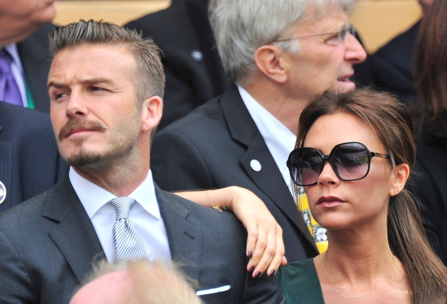 Anglický fotbalista David Beckham a jeho žena zpěvačka Victoria sledují finále Wimbledonu 2012.