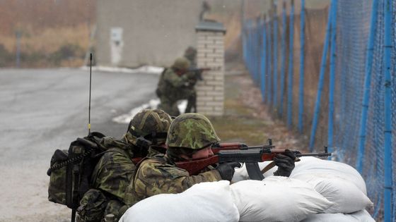 Foto: Hranice přepadena, nepřítel pálí. Podívejte se, co všechno musí řešit "záložáci" v Libavé