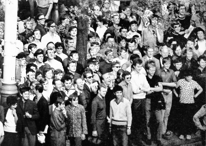 Fotoreprodukce dobového policejního vyšetřovacího spisu k srpnovým událostem v roce 1969.