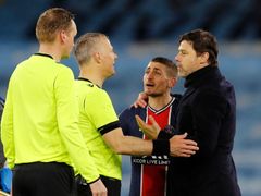 Záložník PSG Marco Verratti a trenér Mauricio Pochettino ve vášnivé debatě s rozhodčím Bjornem Kuipersem po odvetě semifinále Ligy mistrů proti Manchesteru City