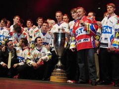 Karel Gott a tým pardubických hokejistů zapěli Dominiku Haškovi píseň "Být stále mlád.