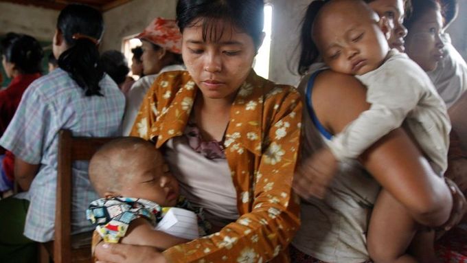 Pořet obětí katastrofy v Barmě se vyšphal na 80 tisíc.