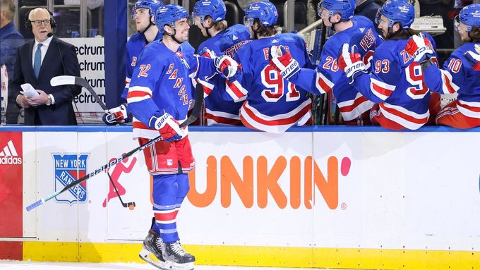 Filip Chytil slaví s parťáky z NY Rangers svůj gól do sítě Vancouveru