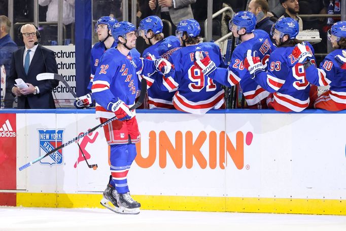 Filip Chytil slaví s parťáky z NY Rangers svůj gól do sítě Vancouveru