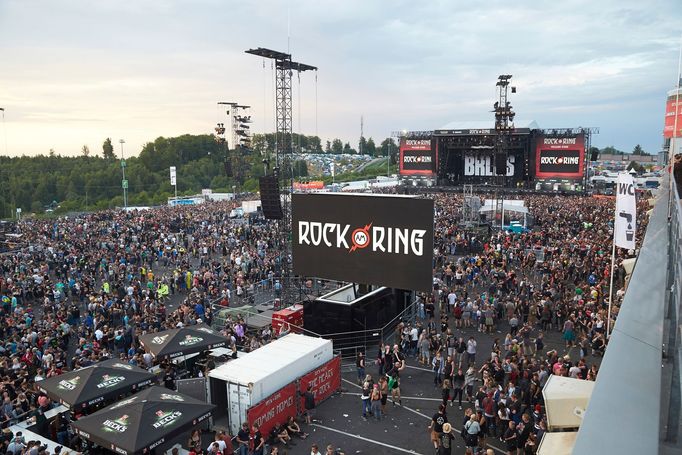 Diváci opouštějí prostor festivalu Rock am Ring v areálu automobilového závodního okruhu Nürburgring.