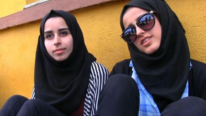 Sestry Maram a Gharam jsou z Damašku. Utíkají před válkou. Míří za otcem, který pracuje ve Švédsku. Chceme prostě jen v klidu studovat, říkají.