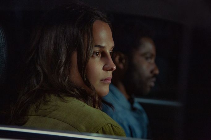 Alicia Vikanderová v roli April a John David Washington jako Beckett.