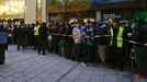 Customers gather outside an Apple store before the release of iPhone 5 in Munich early September 21, 2012. Apple Inc's iPhone 5 hit stores around the globe on Friday, with fans snapping up the device that is expected to fuel a huge holiday quarter for the consumer giant. REUTERS/Michael Dalder (GERMANY - Tags: BUSINESS TELECOMS) Published: Zář. 21, 2012, 7:49 dop.