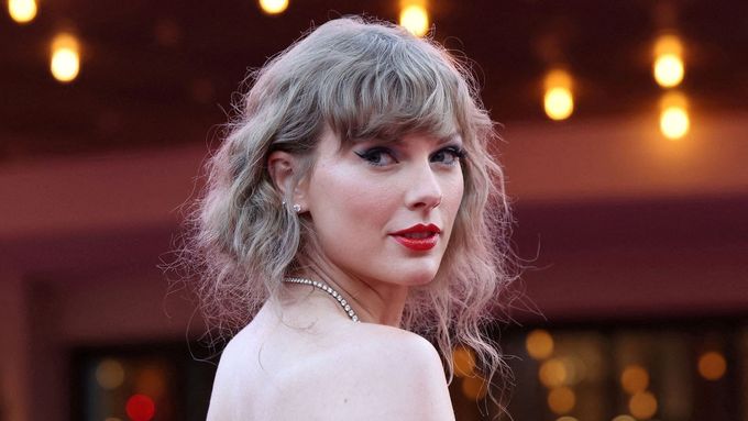 Celosvětově nejposlouchanějším umělcem roku na Spotify se stala zpěvačka Taylor Swift.