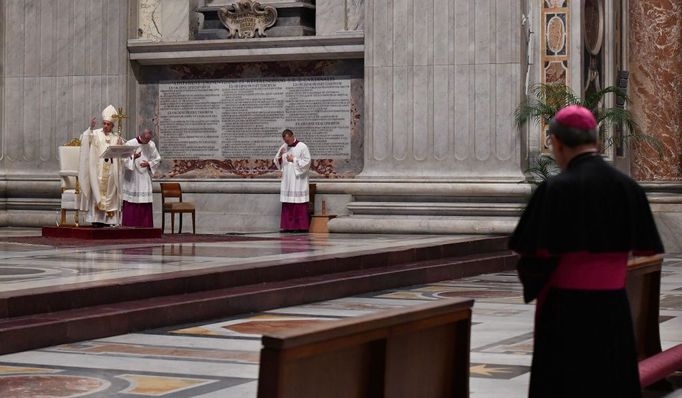 Velikonoční liturgie zpravidla přitahují do Vatikánu desetitisíce věřících, letos se však kvůli koronaviru konají jen za účasti několika málo katolických hodnostářů.