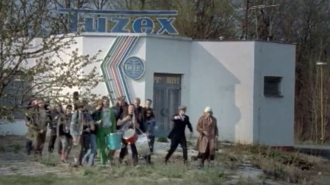 Song Pěšáci byl vyznamenaný jako píseň roku na cenách Anděl. Videoklip natočil Jakub Kohák.