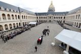 Pietní akt se konal v pařížské Invalidovně. Rakev s francouzskou trikolórou vyprovodil dlouhý potlesk.