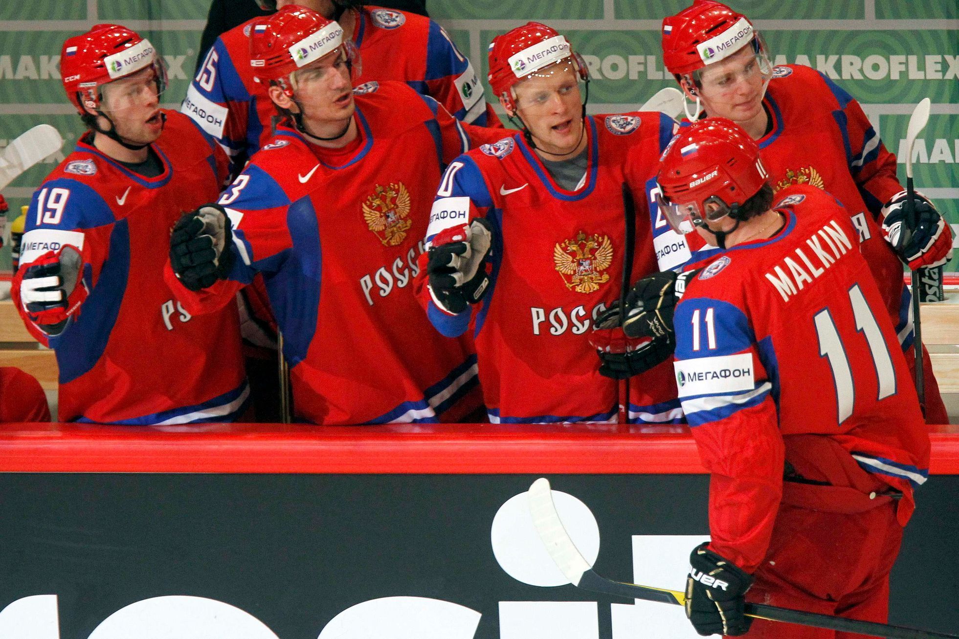 Radost Jevgenije Malkina v utkání MS v hokeji 2012 Lotyšsko - Rusko