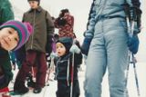 Okatá holčička z Vrchlabí se poprvé postavila na svah už ve dvou letech, nejprve ale na lyžích, na obrázku je ještě vyjukaná vedle maminky a vykukujícího bratrance.