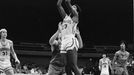 Rok 1979: Obama dává koš jako člen školního basketbalového týmu Punahou School.