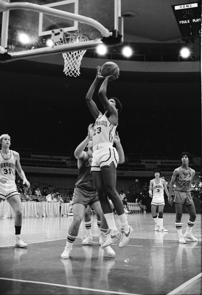 Rok 1979: Obama dává koš jako člen školního basketbalového týmu Punahou School.