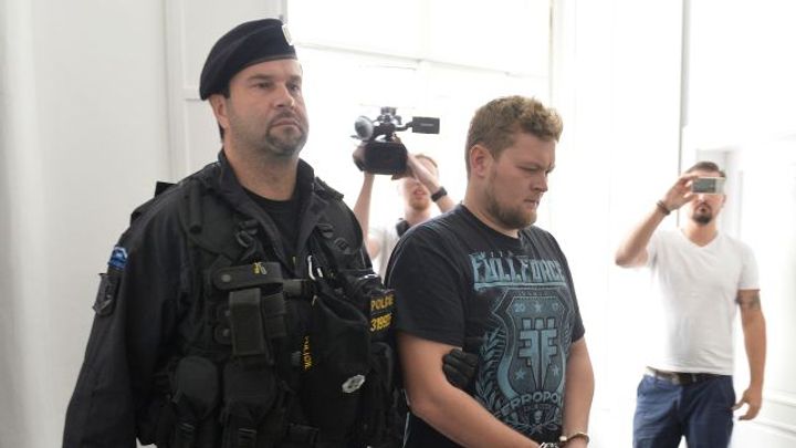 Soud potrestal cizince, kteří posprejovali Karlův most. Do pátku musí opustit Česko