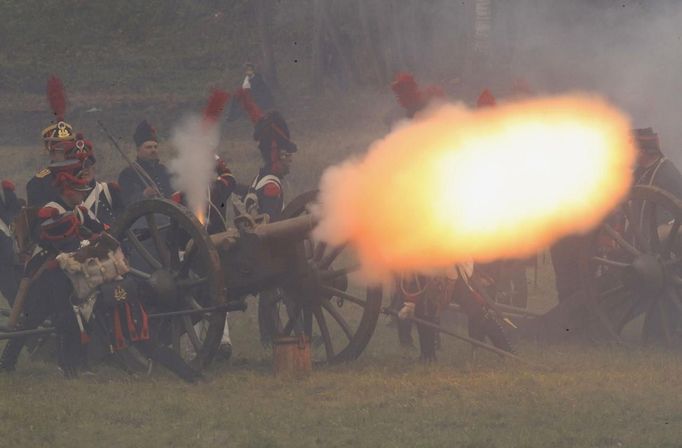 Participants in period costume re-enact the battle of Borodino during anniversary celebrations at the Borodino museum-reserve outside Moscow September 2, 2012. Russian President Vladimir Putin made a rousing call for unity among Russia's diverse ethnic and religious groups on Sunday as he led commemorations of a battle 200 years ago that led to the defeat of Napoleon Bonaparte. REUTERS/Sergei Karpukhin (RUSSIA - Tags: ANNIVERSARY POLITICS CONFLICT) Published: Zář. 2, 2012, 8:28 odp.